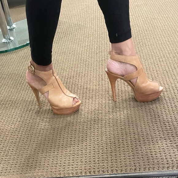 Guess Natural Leather Heels with Strap Size 7M these are gently worn.Very soft. - Picture 6 of 15